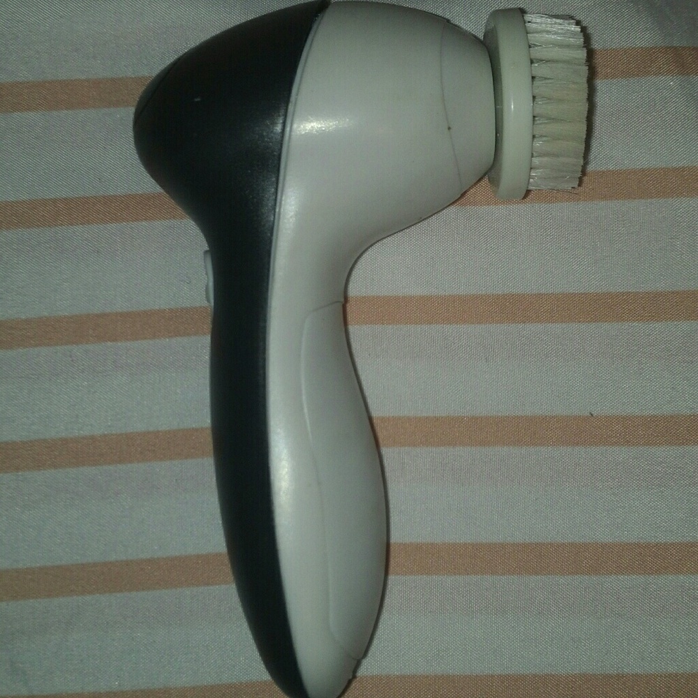 Cute off brand facial brush never used